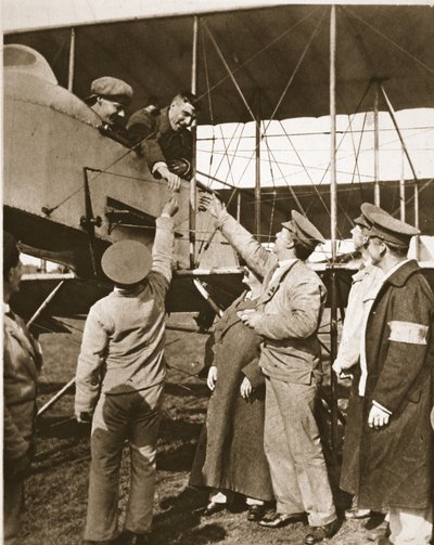 Risiken der Luft als Ablenkung nach den Schützengräben! Verwundete Soldaten machen Luftfahrten, aus The Illustrated War News, 5. Juli 1916 von English Photographer